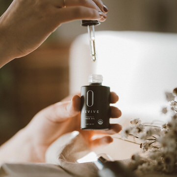 USDA-certified-organic-cosmetics-face-oil-in-action-with-hands-center