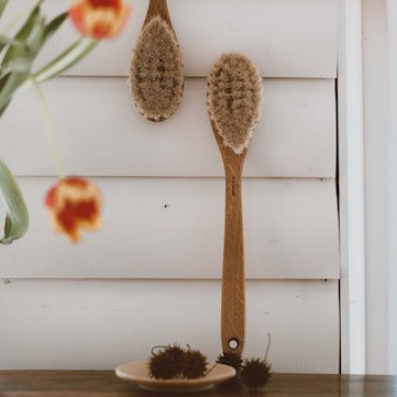 handmade-fsc-certified-oak-long-handled-horse-hair-bath-brush