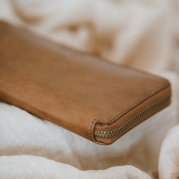 vegetable-tanned-leather-zipper-wallet-closeup