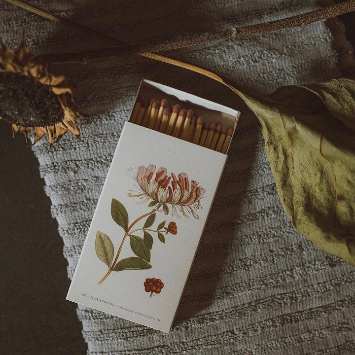 sustainable-matches-in-decorative-paper-box