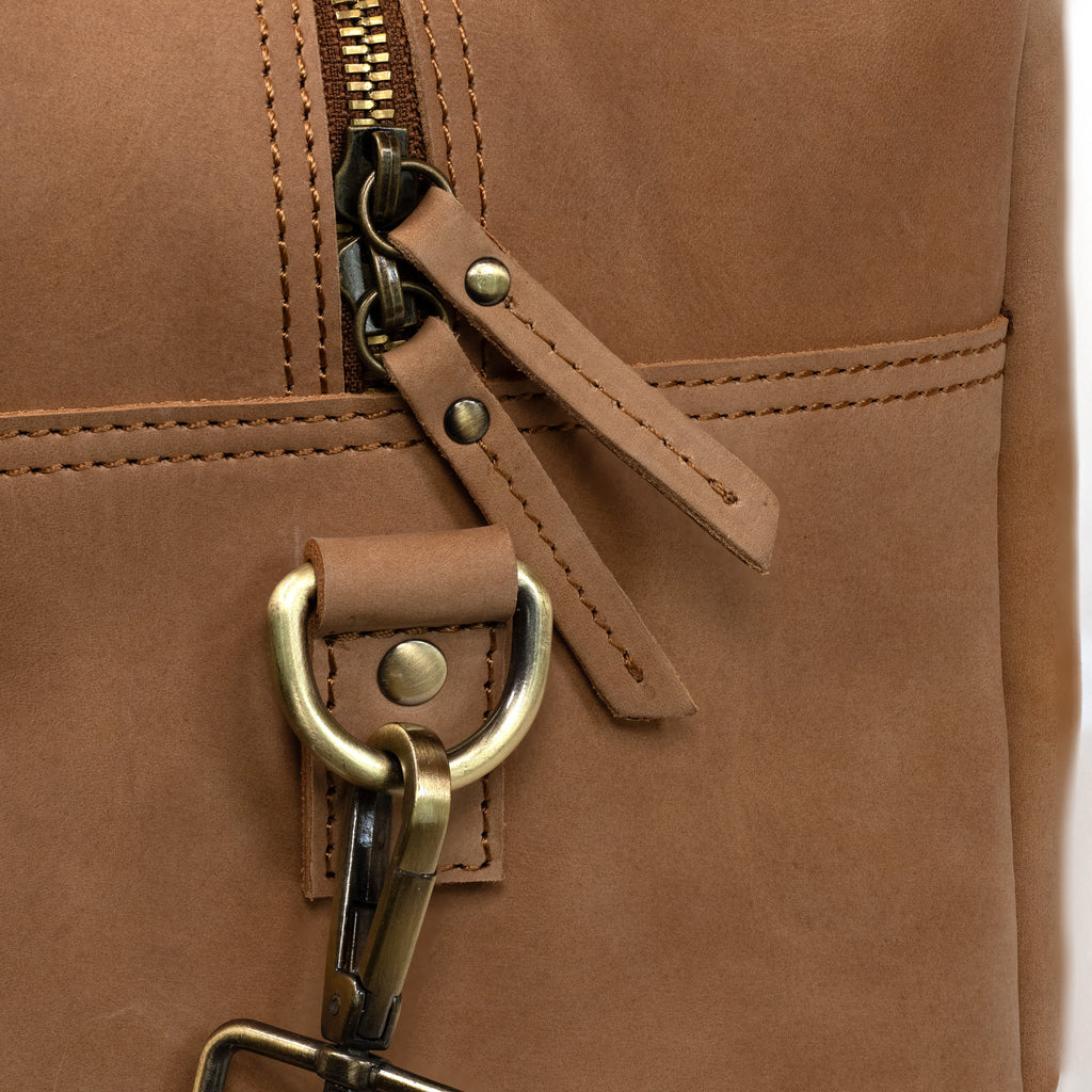 weekender-clasp-and-zipper